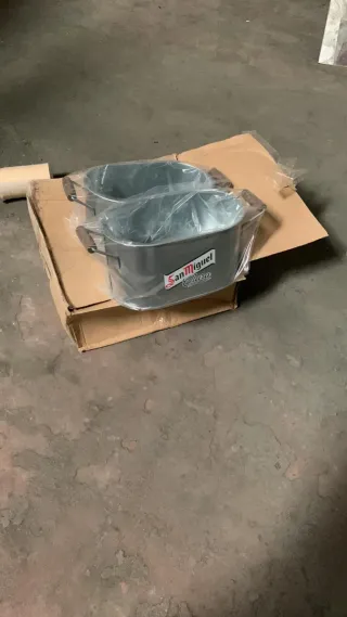 Jarra , vasos de plástico, servilleteros