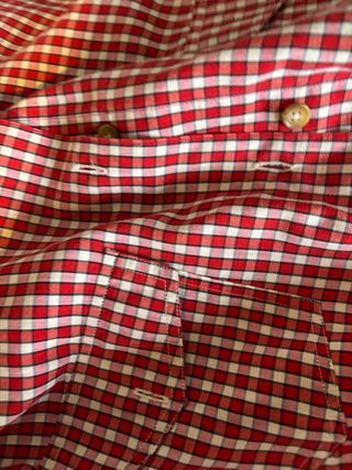 Camisa de cuadros roja y blanca