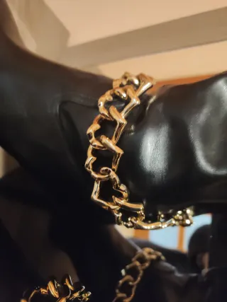Botas Moschino mujer negras con cadena dorada