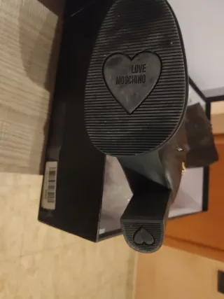 Botas Moschino mujer negras con cadena dorada