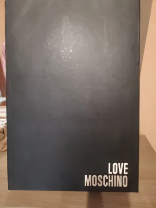 Botas Moschino mujer negras con cadena dorada