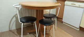 Mesa redonda cocina con 4 sillas y taburetes