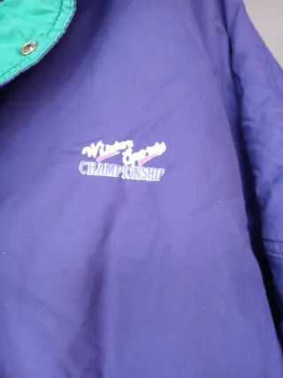 Mono de esquí púrpura y verde