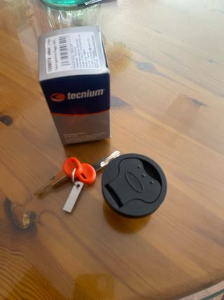 Tapa gasolina Piaggio NRG 50 con llaves