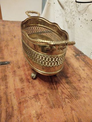 Jardinera de latón con asas vintage