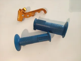 Puños tipo Tange y maneta.