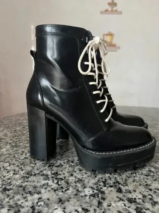 Botines altos negros, cordones blancos, talla 36