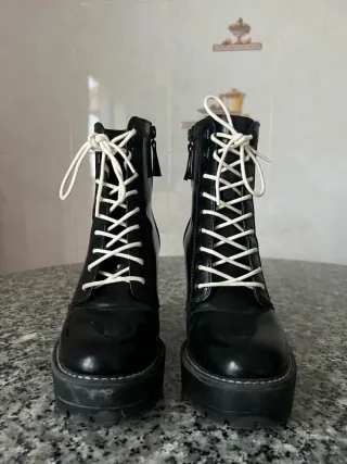 Botines altos negros, cordones blancos, talla 36
