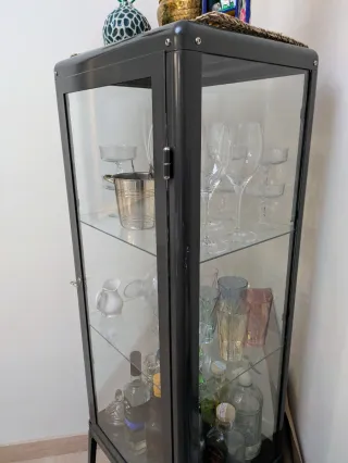 Vitrina Fabrikör gris oscuro IKEA