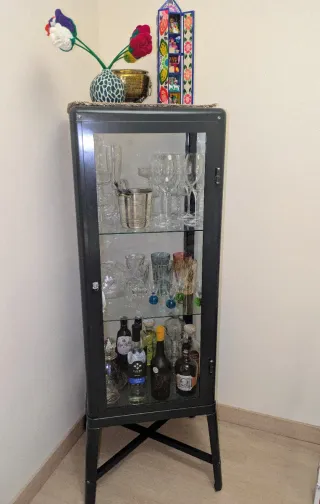Vitrina Fabrikör gris oscuro IKEA