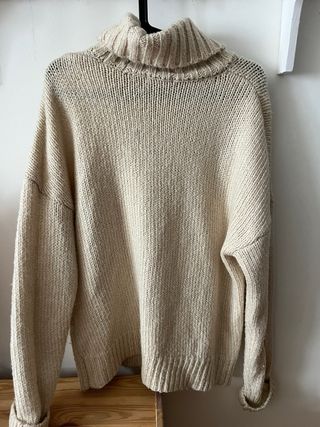 Jersey de punto grueso cuello alto beige