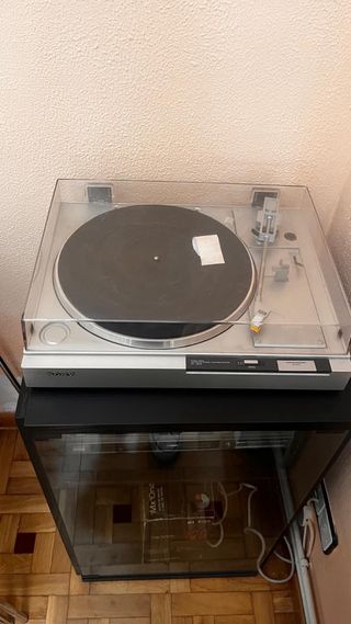 Cadena de música Sony con tocadiscos y mueble