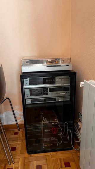 Cadena de música Sony con tocadiscos y mueble