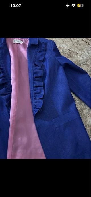 Chaqueta azul con volantes