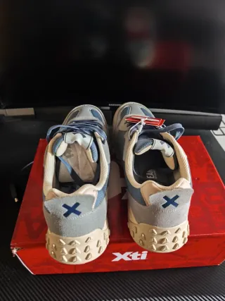 Deportivos Xti Azul y Gris