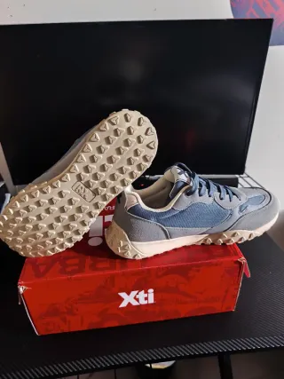 Deportivos Xti Azul y Gris