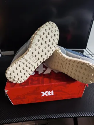 Deportivos Xti Azul y Gris