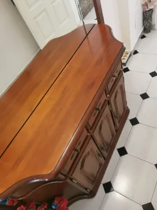 Mueble de entrada de madera con espejo