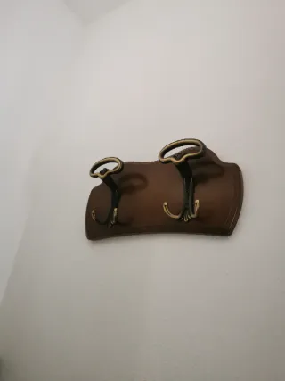 Mueble de entrada de madera con espejo