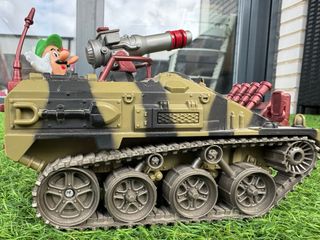 Tanque militar con Mario y Luigi
