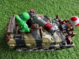 Tanque militar con yoshi y Toad