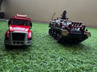 Tanque militar y camion bomberos juguete