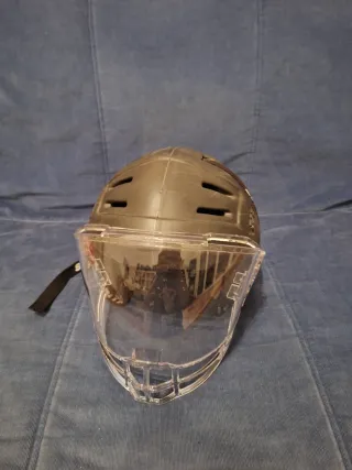 Casco hockey patines niños (marca Sitka)