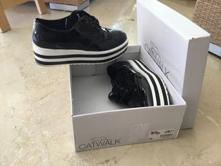 Zapatos charol CATWALK negros talla 39