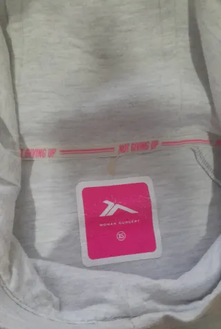 Sudadera gris con detalles rosa. " Not giving up"