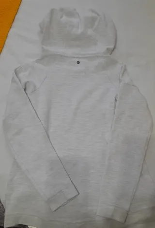 Sudadera gris con detalles rosa. " Not giving up"