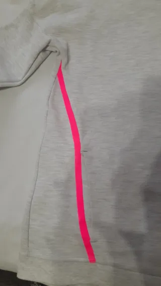 Sudadera gris con detalles rosa. " Not giving up"