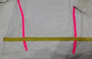 Sudadera gris con detalles rosa. " Not giving up"