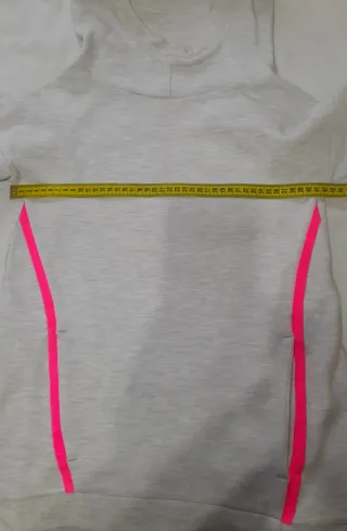 Sudadera gris con detalles rosa. " Not giving up"