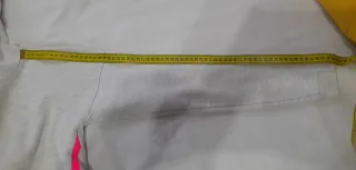 Sudadera gris con detalles rosa. " Not giving up"