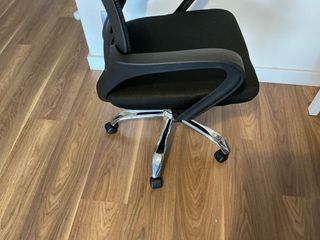 Silla de oficina giratoria negra