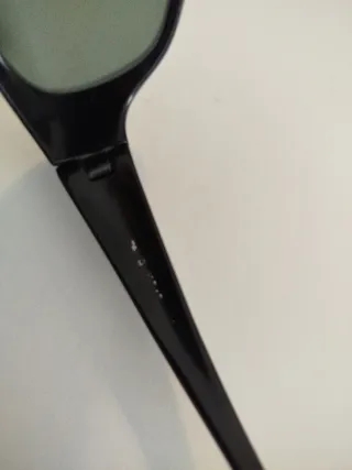 Occhiali da sole Ray-Ban neri e verdi