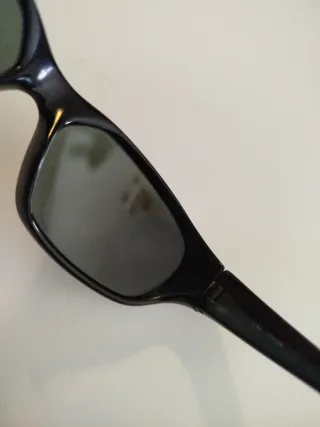 Occhiali da sole Ray-Ban neri e verdi