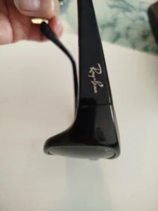 Occhiali da sole Ray-Ban neri e verdi