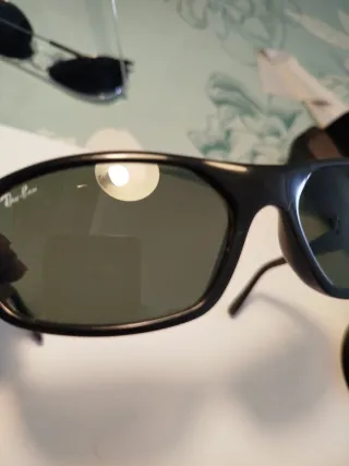 Occhiali da sole Ray-Ban neri e verdi