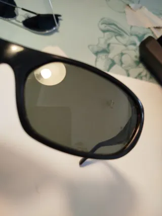 Occhiali da sole Ray-Ban neri e verdi