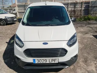 Ford Transit Courier 2021. 6 velocidades