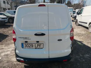 Ford Transit Courier 2021. 6 velocidades