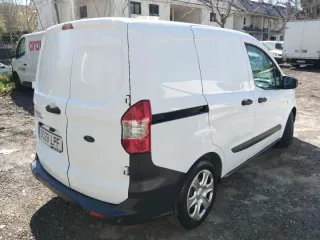 Ford Transit Courier 2021. 6 velocidades