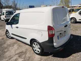 Ford Transit Courier 2021. 6 velocidades