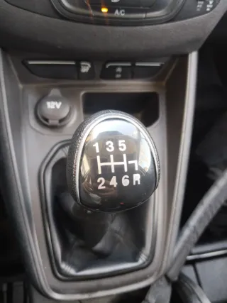 Ford Transit Courier 2021. 6 velocidades