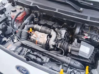 Ford Transit Courier 2021. 6 velocidades