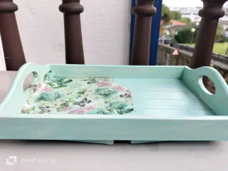 Bandeja decorada con flores y mariposas