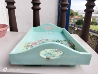 Bandeja decorada con flores y mariposas