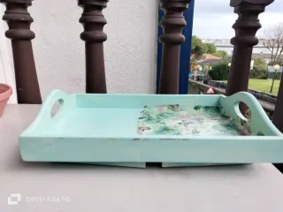 Bandeja decorada con flores y mariposas