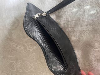 Bolso pequeño de mano labios negro